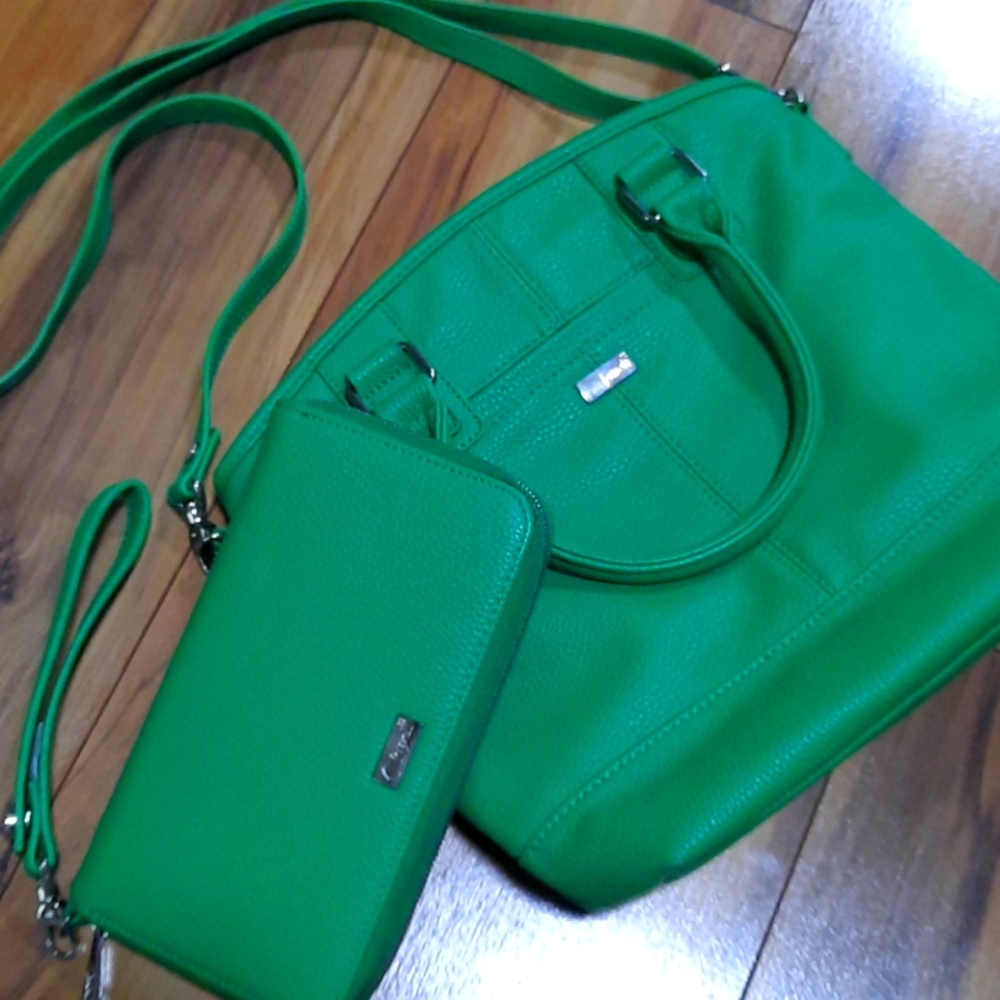 Jewell shoulder bag in beautiful green. ❤